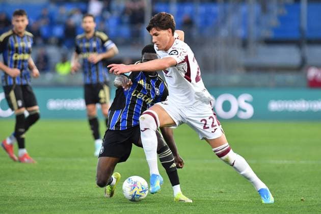 CALCIO - Serie A - Pisa SC vs Torino FC Cesare Casadei (Torino) thwarted by Ebenezer Akinsanmiro (Pisa) during Pisa SC vs Torino FC, Italian soccer Serie A match in Pisa, Italy, April 05 2026 Pisa Italy  Copyright: xIPAxSport ABACAx