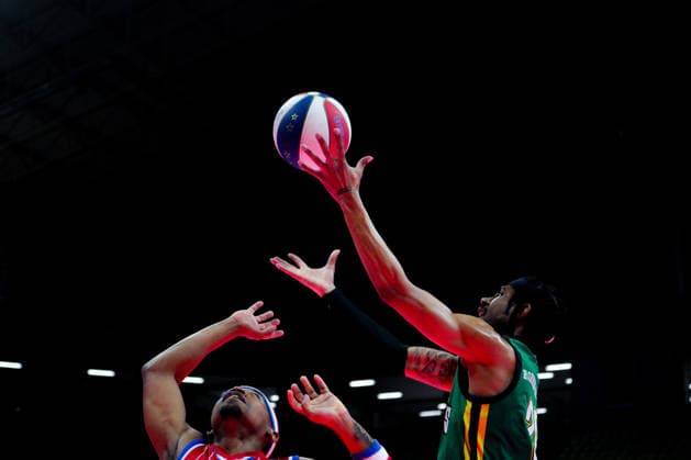 Harlem Globetrotters Show Players from two teams contest the ball during a Harlem Globetrotters show at the Telecom Center Athens in Athens, Greece, on April 5, 2026. Athens Greece  Copyright: xGiorgosxArapekosx originalFilename:arapekos-notitle260405_npS19.jpg