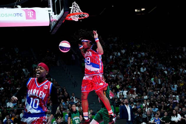 Harlem Globetrotters Show Bones Driscoll dunks during a Harlem Globetrotters show at the Telecom Center Athens in Athens, Greece, on April 5, 2026. Athens Greece  Copyright: xGiorgosxArapekosx originalFilename:arapekos-notitle260405_npuWY.jpg