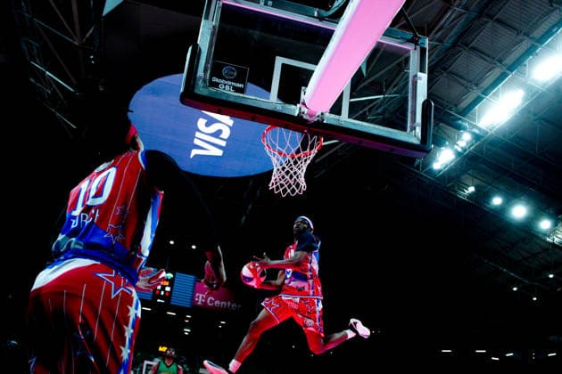 Harlem Globetrotters Show Springs Wallace dunks during a performance by the Harlem Globetrotters at the Telecom Center Athens in Athens, Greece, on April 5, 2026. Athens Greece  Copyright: xGiorgosxArapekosx originalFilename:arapekos-notitle260405_npM5m.jpg