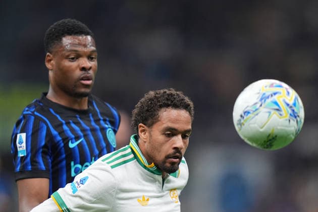 Roma™s Devyne Rensch fights for the ball with Inter Milan™s Denzel Dumfries during the Serie A soccer match between Inter and Roma at the San Siro Stadium in Milan , north Italy - Sunday , April 05 , 2026. - Soccer .  Copyright: xSpada LaPressex