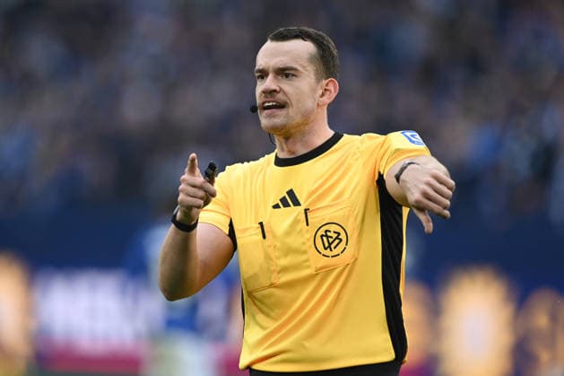 Schiedsrichter Richard HEMPEL Gestik, Geste, gestikuliert, Fussball 2. Bundesliga, 28. Spieltag, FC Schalke 04 (GE) - Karlsruher SC (KA) 1-0 am 05.04.2026 in Gelsenkirchen Deutschland. DFL regulations prohibit any use of photographs as image sequences and or quasi-video Â *** Referee Richard HEMPEL gestures, gestures, gestures, Football 2 Bundesliga, 28 Matchday, FC Schalke 04 GE Karlsruher SC KA 1 0 on 05 04 2026 in Gelsenkirchen Germany DFL regulations prohibit any use of photographs as image sequences and or quasi video Â