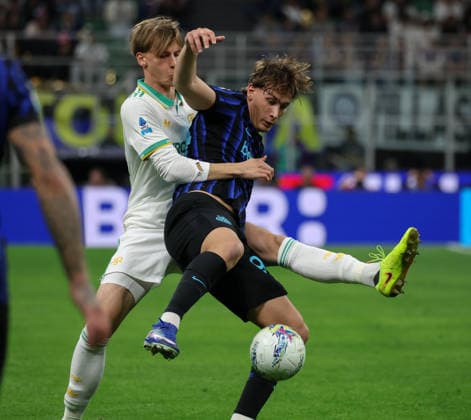 Foto IPP Roberto Bregani Milano 5-04-2026 Calcio Campionato di Serie A 2025 2026, Inter-Roma Nella foto Pio Esposito dell Inter in azione contro Jan Ziolkowsky della Roma. Italy Photo Press World Copyright. italy ITALY  Copyright: xR4924_italyphotopressx