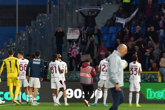 Players of Torino greet their fans at the end of the match during Pisa SC vs Torino FC, Italian soccer Serie A match in Pisa, Italy, April 05 2026  Copyright: xGabrielexMasotti IPAxSportx xipa-agency.netx xx IPA_73777584 IPA_Agency_IPA73777584