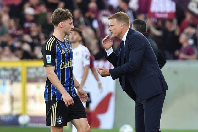 Head coach of Pisa Oscar Hiljemark talks to Matteo Tramoni (Pisa) during Pisa SC vs Torino FC, Italian soccer Serie A match in Pisa, Italy, April 05 2026  Copyright: xGabrielexMasotti IPAxSportx xipa-agency.netx xx IPA_73777585 IPA_Agency_IPA73777585