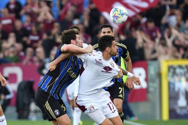 CALCIO - Serie A - Pisa SC vs Torino FC Arturo Calabresi (Pisa) and Sandro Kulenovic (Torino) fighe for the ball during Pisa SC vs Torino FC, Italian soccer Serie A match in Pisa, Italy, April 05 2026 Pisa Italy  Copyright: xIPAxSport ABACAx