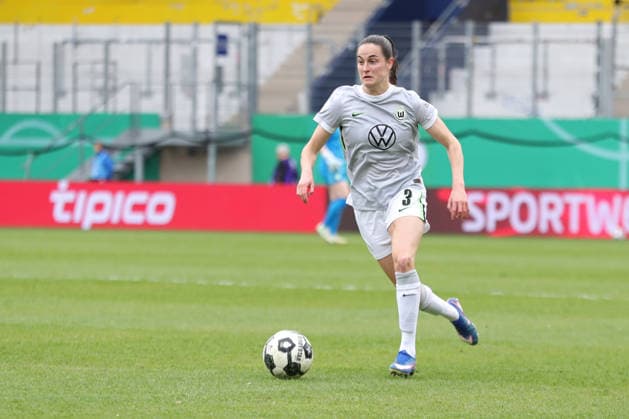 DFB-Pokal Frauen: FC Carl Zeiss Jena - VfL Wolfsburg; 05.04.26 Caitlin Dijkstra (3, VfL Wolfsburg). Fußball, DFB-Pokal Frauen, Halbfinale: FC Carl Zeiss Jena vs. VfL Wolfsburg am 05.04.26 im Ernst-Abbe-Sportfeld ad hoc arena, Jena. DFL REGULATIONS PROHIBIT ANY USE OF PHOTOGRAPHS AS IMAGE SEQUENCES AND OR QUASI-VIDEO. Copyright: xBEAUTIFULxSPORTS JanxKaeferx