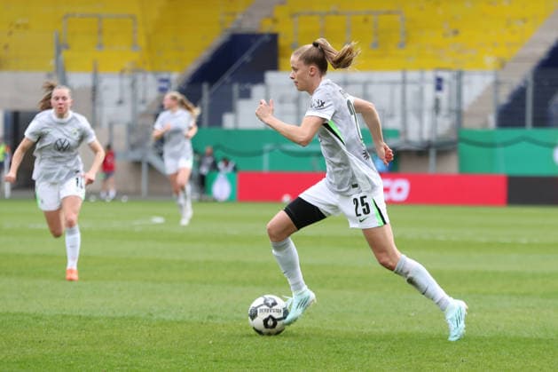 DFB-Pokal Frauen: FC Carl Zeiss Jena - VfL Wolfsburg; 05.04.26 Vivien Endemann (25, VfL Wolfsburg). Fußball, DFB-Pokal Frauen, Halbfinale: FC Carl Zeiss Jena vs. VfL Wolfsburg am 05.04.26 im Ernst-Abbe-Sportfeld ad hoc arena, Jena. DFL REGULATIONS PROHIBIT ANY USE OF PHOTOGRAPHS AS IMAGE SEQUENCES AND OR QUASI-VIDEO. Copyright: xBEAUTIFULxSPORTS JanxKaeferx
