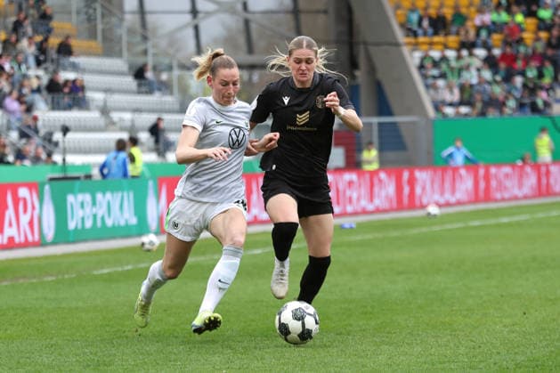 DFB-Pokal Frauen: FC Carl Zeiss Jena - VfL Wolfsburg; 05.04.26 Sarai Linder (39, VfL Wolfsburg) gegen Melina Reuter (7, Carl Zeiss Jena). Fußball, DFB-Pokal Frauen, Halbfinale: FC Carl Zeiss Jena vs. VfL Wolfsburg am 05.04.26 im Ernst-Abbe-Sportfeld ad hoc arena, Jena. DFL REGULATIONS PROHIBIT ANY USE OF PHOTOGRAPHS AS IMAGE SEQUENCES AND OR QUASI-VIDEO. Copyright: xBEAUTIFULxSPORTS JanxKaeferx