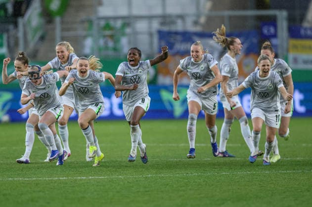GER, Jena, Carl Zeiss Jena vs Vfl Wolfsburg, DFB-Pokal Frauen, Fussball, DFB, Spielzeit 2025 2026, ad hoc Arena im Ernst-Abbe-Sportfeld, Halbfinale im Bild: Vfl Wolfsburg gewinnen mit 5:4 im Elfmeterschießen nach Toren gegen Carl Zeiss Jena, Freude, Emotionen nach dem Sieg DFB DFL REGULATIONS PROHIBIT ANY USE OF PHOTOGRAPHS AS IMAGE SEQUENCES AND OR QUASI-VIDEO, 05.04.2025 Copyright: HMBxMedia HendrikxHamelau