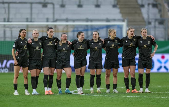 GER, Jena, Carl Zeiss Jena vs Vfl Wolfsburg, DFB-Pokal Frauen, Fussball, DFB, Spielzeit 2025 2026, ad hoc Arena im Ernst-Abbe-Sportfeld, Halbfinale im Bild: Carl Zeiss Jena Frauen beim Elfmeterschießen, Emotionen, Freude, Jubel DFB DFL REGULATIONS PROHIBIT ANY USE OF PHOTOGRAPHS AS IMAGE SEQUENCES AND OR QUASI-VIDEO, 05.04.2025 Copyright: HMBxMedia HendrikxHamelau