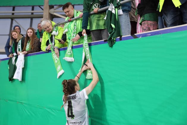 DFB-Pokal Frauen: FC Carl Zeiss Jena - VfL Wolfsburg; 05.04.26 Sophia Kleinherne (4, VfL Wolfsburg) schreibt Autogramme bei den Fans. Fußball, DFB-Pokal Frauen, Halbfinale: FC Carl Zeiss Jena vs. VfL Wolfsburg am 05.04.26 im Ernst-Abbe-Sportfeld ad hoc arena, Jena. DFL REGULATIONS PROHIBIT ANY USE OF PHOTOGRAPHS AS IMAGE SEQUENCES AND OR QUASI-VIDEO. Copyright: xBEAUTIFULxSPORTS JanxKaeferx