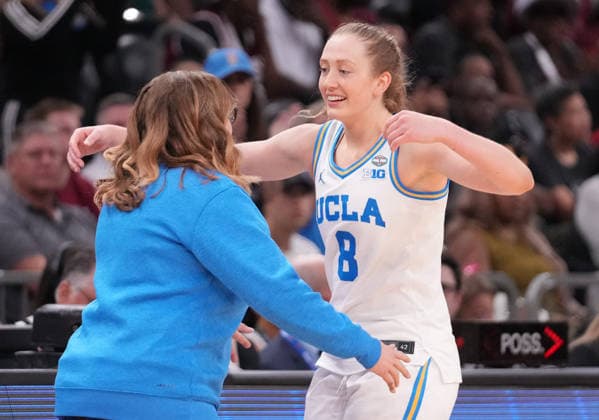 UCLA head coach Cori Close hugs guard Gianna Kneepkens (8) as she leaves the game in the closing seconds against the South Carolina Gamecocks during the Finals of the 2026 NCAA, College League, USA Women s Basketball Tournament at Mortgage Matchup Center in Phoenix, Arizona, on Sunday, April 5, 2026. UCLA defeated South Carolina 79-51 to win the national championship.  AZP20260405964 DARRYLxWEBB
