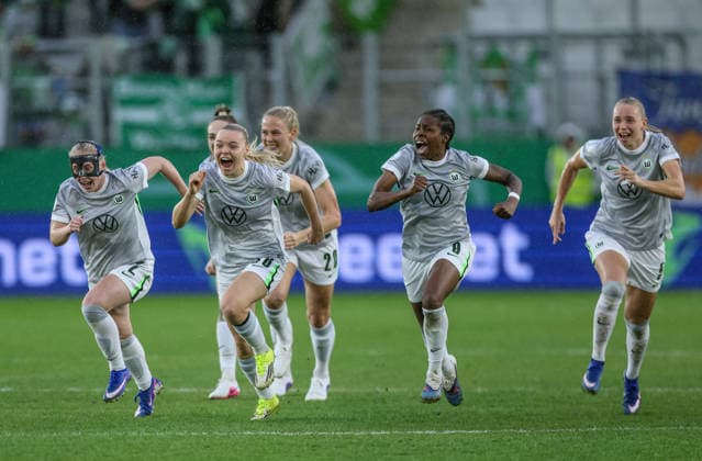 GER, Jena, Carl Zeiss Jena vs Vfl Wolfsburg, DFB-Pokal Frauen, Fussball, DFB, Spielzeit 2025 2026, ad hoc Arena im Ernst-Abbe-Sportfeld, Halbfinale im Bild: Vfl Wolfsburg gewinnen mit 5:4 im Elfmeterschießen nach Toren gegen Carl Zeiss Jena, Freude, Emotionen nach dem Sieg DFB DFL REGULATIONS PROHIBIT ANY USE OF PHOTOGRAPHS AS IMAGE SEQUENCES AND OR QUASI-VIDEO, 05.04.2025 Copyright: HMBxMedia HendrikxHamelau