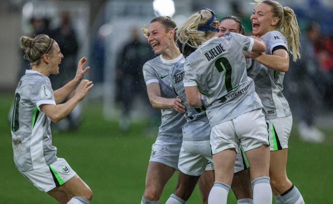 GER, Jena, Carl Zeiss Jena vs Vfl Wolfsburg, DFB-Pokal Frauen, Fussball, DFB, Spielzeit 2025 2026, ad hoc Arena im Ernst-Abbe-Sportfeld, Halbfinale im Bild: Vfl Wolfsburg gewinnen mit 5:4 im Elfmeterschießen nach Toren gegen Carl Zeiss Jena, Freude, Emotionen nach dem Sieg, Svenja Huth (VfL Wolfsburg Frauen 10). Sarai Linder (VfL Wolfsburg Frauen 39) DFB DFL REGULATIONS PROHIBIT ANY USE OF PHOTOGRAPHS AS IMAGE SEQUENCES AND OR QUASI-VIDEO, 05.04.2025 Copyright: HMBxMedia HendrikxHamelau