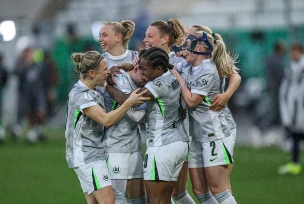 GER, Jena, Carl Zeiss Jena vs Vfl Wolfsburg, DFB-Pokal Frauen, Fussball, DFB, Spielzeit 2025 2026, ad hoc Arena im Ernst-Abbe-Sportfeld, Halbfinale im Bild: Vfl Wolfsburg gewinnen mit 5:4 im Elfmeterschießen nach Toren gegen Carl Zeiss Jena, Freude, Emotionen nach dem Sieg DFB DFL REGULATIONS PROHIBIT ANY USE OF PHOTOGRAPHS AS IMAGE SEQUENCES AND OR QUASI-VIDEO, 05.04.2025 Copyright: HMBxMedia HendrikxHamelau