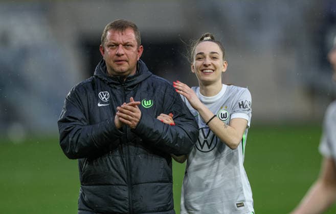 3GER, Jena, Carl Zeiss Jena vs Vfl Wolfsburg, DFB-Pokal Frauen, Fussball, DFB, Spielzeit 2025 2026, ad hoc Arena im Ernst-Abbe-Sportfeld, Halbfinale im Bild v.l.: Jörg Kulle Schmidt (Kult Zeugwart Vfl Wolfsburg), Sophia Kleinherne (VfL Wolfsburg Frauen 4), Freude, Emotionen nach dem Sieg DFB DFL REGULATIONS PROHIBIT ANY USE OF PHOTOGRAPHS AS IMAGE SEQUENCES AND OR QUASI-VIDEO, 05.04.2025 Copyright: HMBxMedia HendrikxHamelau