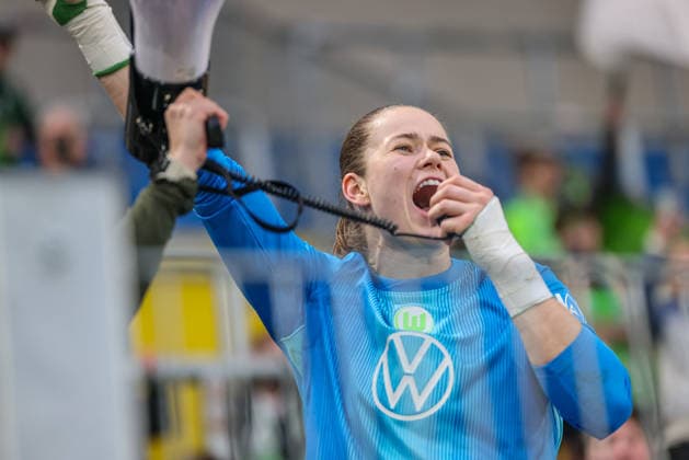 GER, Jena, Carl Zeiss Jena vs Vfl Wolfsburg, DFB-Pokal Frauen, Fussball, DFB, Spielzeit 2025 2026, ad hoc Arena im Ernst-Abbe-Sportfeld, Halbfinale im Bild: Vfl Wolfsburg gewinnen mit 5:4 im Elfmeterschießen nach Toren gegen Carl Zeiss Jena, Freude, Emotionen nach dem Sieg, Stina Johannes (VfL Wolfsburg Frauen 1) DFB DFL REGULATIONS PROHIBIT ANY USE OF PHOTOGRAPHS AS IMAGE SEQUENCES AND OR QUASI-VIDEO, 05.04.2025 Copyright: HMBxMedia HendrikxHamelau