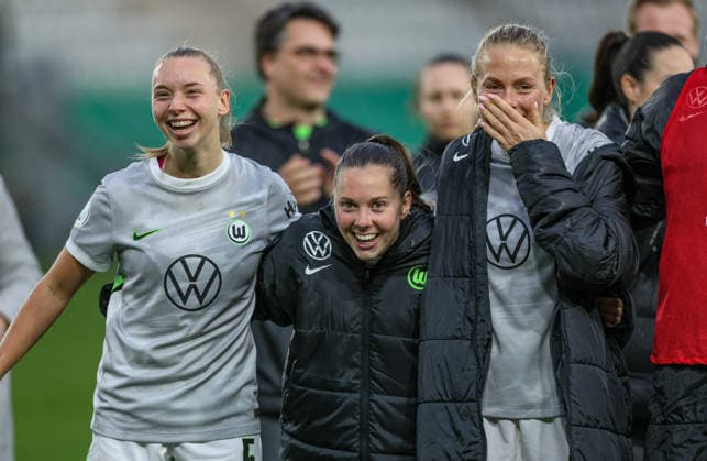 GER, Jena, Carl Zeiss Jena vs Vfl Wolfsburg, DFB-Pokal Frauen, Fussball, DFB, Spielzeit 2025 2026, ad hoc Arena im Ernst-Abbe-Sportfeld, Halbfinale im Bild: Vfl Wolfsburg gewinnen mit 5:4 im Elfmeterschießen nach Toren gegen Carl Zeiss Jena, Freude, Emotionen nach dem Sieg, Ella Peddemors (VfL Wolfsburg Frauen 5), Janou Levels (VfL Wolfsburg Frauen 15), Guro Bergsvand (VfL Wolfsburg Frauen 20) DFB DFL REGULATIONS PROHIBIT ANY USE OF PHOTOGRAPHS AS IMAGE SEQUENCES AND OR QUASI-VIDEO, 05.04.2025 Copyright: HMBxMedia HendrikxHamelau