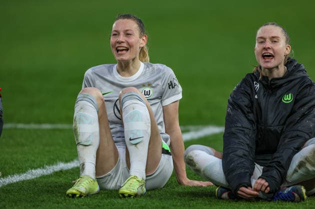 GER, Jena, Carl Zeiss Jena vs Vfl Wolfsburg, DFB-Pokal Frauen, Fussball, DFB, Spielzeit 2025 2026, ad hoc Arena im Ernst-Abbe-Sportfeld, Halbfinale im Bild: Vfl Wolfsburg gewinnen mit 5:4 im Elfmeterschießen nach Toren gegen Carl Zeiss Jena, Freude, Emotionen nach dem Sieg, Sarai Linder (VfL Wolfsburg Frauen 39), Janina Minge (VfL Wolfsburg Frauen 6) DFB DFL REGULATIONS PROHIBIT ANY USE OF PHOTOGRAPHS AS IMAGE SEQUENCES AND OR QUASI-VIDEO, 05.04.2025 Copyright: HMBxMedia HendrikxHamelau