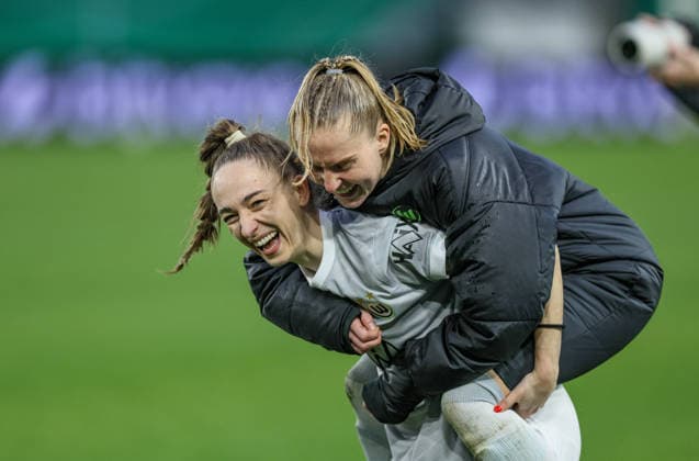 GER, Jena, Carl Zeiss Jena vs Vfl Wolfsburg, DFB-Pokal Frauen, Fussball, DFB, Spielzeit 2025 2026, ad hoc Arena im Ernst-Abbe-Sportfeld, Halbfinale im Bild: Vfl Wolfsburg gewinnen mit 5:4 im Elfmeterschießen nach Toren gegen Carl Zeiss Jena, Freude, Emotionen nach dem Sieg, Sophia Kleinherne (VfL Wolfsburg Frauen 4) trägt Janina Minge (VfL Wolfsburg Frauen 6) DFB DFL REGULATIONS PROHIBIT ANY USE OF PHOTOGRAPHS AS IMAGE SEQUENCES AND OR QUASI-VIDEO, 05.04.2025 Copyright: HMBxMedia HendrikxHamelau