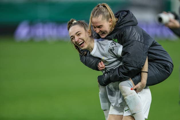 GER, Jena, Carl Zeiss Jena vs Vfl Wolfsburg, DFB-Pokal Frauen, Fussball, DFB, Spielzeit 2025 2026, ad hoc Arena im Ernst-Abbe-Sportfeld, Halbfinale im Bild: Vfl Wolfsburg gewinnen mit 5:4 im Elfmeterschießen nach Toren gegen Carl Zeiss Jena, Freude, Emotionen nach dem Sieg, Sophia Kleinherne (VfL Wolfsburg Frauen 4) trägt Janina Minge (VfL Wolfsburg Frauen 6) DFB DFL REGULATIONS PROHIBIT ANY USE OF PHOTOGRAPHS AS IMAGE SEQUENCES AND OR QUASI-VIDEO, 05.04.2025 Copyright: HMBxMedia HendrikxHamelau