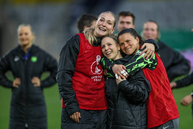 GER, Jena, Carl Zeiss Jena vs Vfl Wolfsburg, DFB-Pokal Frauen, Fussball, DFB, Spielzeit 2025 2026, ad hoc Arena im Ernst-Abbe-Sportfeld, Halbfinale im Bild: Vfl Wolfsburg gewinnen mit 5:4 im Elfmeterschießen nach Toren gegen Carl Zeiss Jena, Freude, Emotionen nach dem Sieg, Camilla Küver (VfL Wolfsburg Frauen 16), Svenja Huth (VfL Wolfsburg Frauen 10), Martina Tufekovic (VfL Wolfsburg Frauen 21) DFB DFL REGULATIONS PROHIBIT ANY USE OF PHOTOGRAPHS AS IMAGE SEQUENCES AND OR QUASI-VIDEO, 05.04.2025 Copyright: HMBxMedia HendrikxHamelau