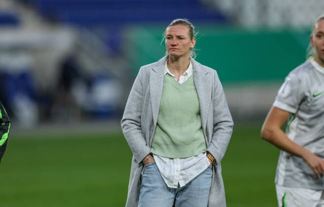 GER, Jena, Carl Zeiss Jena vs Vfl Wolfsburg, DFB-Pokal Frauen, Fussball, DFB, Spielzeit 2025 2026, ad hoc Arena im Ernst-Abbe-Sportfeld, Halbfinale im Bild: Alexandra Popp (VfL Wolfsburg Frauen 11) nach Abpfiff DFB DFL REGULATIONS PROHIBIT ANY USE OF PHOTOGRAPHS AS IMAGE SEQUENCES AND OR QUASI-VIDEO, 05.04.2025 Copyright: HMBxMedia HendrikxHamelau