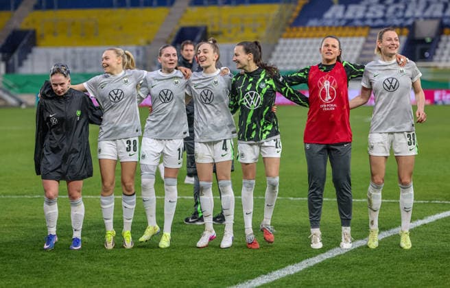 GER, Jena, Carl Zeiss Jena vs Vfl Wolfsburg, DFB-Pokal Frauen, Fussball, DFB, Spielzeit 2025 2026, ad hoc Arena im Ernst-Abbe-Sportfeld, Halbfinale im Bild: Vfl Wolfsburg gewinnen mit 5:4 im Elfmeterschießen nach Toren gegen Carl Zeiss Jena, Freude, Emotionen nach dem Sieg DFB DFL REGULATIONS PROHIBIT ANY USE OF PHOTOGRAPHS AS IMAGE SEQUENCES AND OR QUASI-VIDEO, 05.04.2025 Copyright: HMBxMedia HendrikxHamelau
