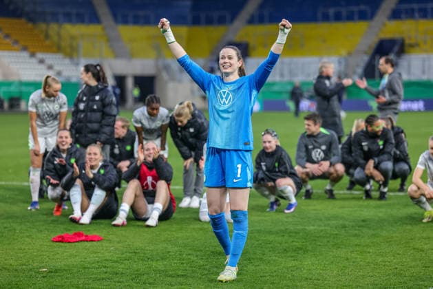 GER, Jena, Carl Zeiss Jena vs Vfl Wolfsburg, DFB-Pokal Frauen, Fussball, DFB, Spielzeit 2025 2026, ad hoc Arena im Ernst-Abbe-Sportfeld, Halbfinale im Bild: Vfl Wolfsburg gewinnen mit 5:4 im Elfmeterschießen nach Toren gegen Carl Zeiss Jena, Freude, Emotionen nach dem Sieg, Stina Johannes (VfL Wolfsburg Frauen 1) DFB DFL REGULATIONS PROHIBIT ANY USE OF PHOTOGRAPHS AS IMAGE SEQUENCES AND OR QUASI-VIDEO, 05.04.2025 Copyright: HMBxMedia HendrikxHamelau