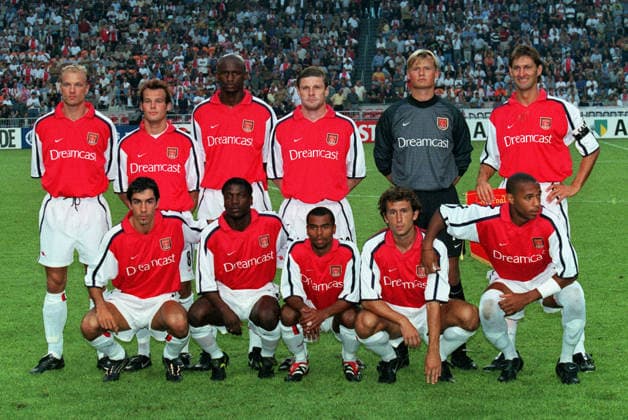 FC Barcelona, Barca V Arsenal, Amsterdam Tournament Arsenal team group, Mannschaftsbild, Totale of (br) Dennis Bergkamp, Freddie Ljungberg, Patrick Vieira, Oleg Luzhny, Alex Manninger, Tony Adams, (fr) Robert Pires, Lauren, Ashley Cole, Gilles Grimandi and Thierry Henry before the Amsterdam Tournament match between Fc Barcelona and Arsenal at Amsterdam Arena on August 3, 2000 in Amsterdam, Holland. Amsterdam Amsterdam Arena Netherlands Netherlands Copyright: xAllstarxPicturexLibraryxLtdx