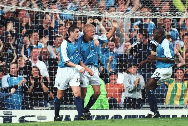 Manchester City V Sunderland, Premier League Alf-Inge Haaland of Manchester City and Mark Kennedy of Manchester City celebrate during the Premier League match between Manchester City and Sunderland at Maine Road on August 23, 2000 in Manchester, England. Manchester Maine Road England United Kingdom Copyright: xAllstarxPicturexLibraryxLtdx