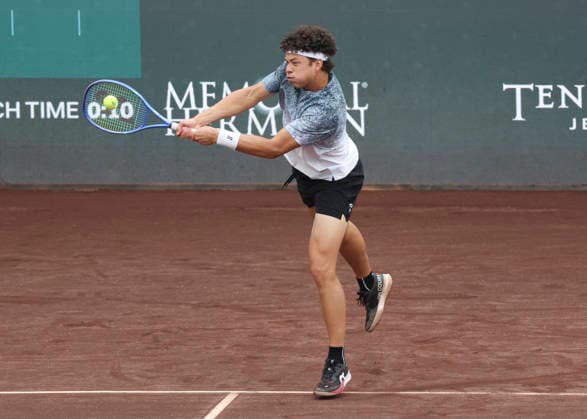 HOUSTON, TX - APRIL 05: Ben Shelton (USA) in action during the doubles finals of the Men™s Clay Court Championship on April 5, 2026 at River Oaks Country Club in Houston, Texas. (Photo by Leslie Plaza Johnson Icon Sportswire) TENNIS: APR 05 US Men s Clay Court Championship EDITORIAL USE ONLY Icon260405030
