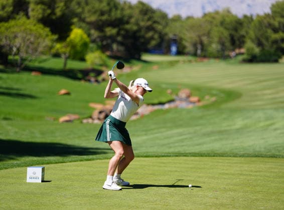 LAS VEGAS, NV - APRIL 05: LPGA, Golf Damen golfer Charley Hull plays her tee shot on the 15th hole during the final round of the Aramco Championship on April 5, 2026, at Shadow Creek Golf Course in Las Vegas, Nevada. (Photo by Brian Spurlock Icon Sportswire) GOLF: APR 05 LPGA Aramco Championship EDITORIAL USE ONLY Icon26040587