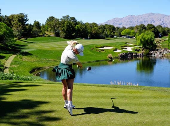 LAS VEGAS, NV - APRIL 05: LPGA, Golf Damen golfer Charley Hull plays her tee shot on the 18th hole during the final round of the Aramco Championship on April 5, 2026, at Shadow Creek Golf Course in Las Vegas, Nevada. (Photo by Brian Spurlock Icon Sportswire) GOLF: APR 05 LPGA Aramco Championship EDITORIAL USE ONLY Icon26040590