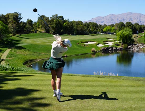 LAS VEGAS, NV - APRIL 05: LPGA, Golf Damen golfer Charley Hull plays her tee shot on the 18th hole during the final round of the Aramco Championship on April 5, 2026, at Shadow Creek Golf Course in Las Vegas, Nevada. (Photo by Brian Spurlock Icon Sportswire) GOLF: APR 05 LPGA Aramco Championship EDITORIAL USE ONLY Icon26040591