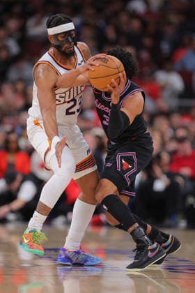 CHICAGO, IL - APRIL 05: Jordan Goodwin 23 of the Phoenix Suns guards Tre Jones 30 of the Chicago Bulls during the first half on April 5, 2026 at the United Center in Chicago, Illinois. (Photo by Melissa Tamez Icon Sportswire) NBA, Basketball Herren, USA APR 05 Phoenix Suns at Chicago Bulls EDITORIAL USE ONLY Icon260405012