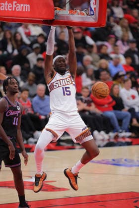 CHICAGO, IL - APRIL 05: Mark Williams 15 of the Phoenix Suns slam dunks during the second half against the Chicago Bulls on April 5, 2026 at the United Center in Chicago, Illinois. (Photo by Melissa Tamez Icon Sportswire) NBA, Basketball Herren, USA APR 05 Phoenix Suns at Chicago Bulls EDITORIAL USE ONLY Icon260405025