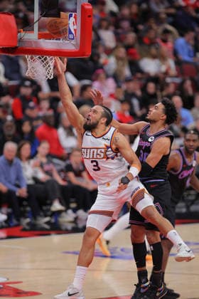 CHICAGO, IL - APRIL 05: Dillon Brooks 3 of the Phoenix Suns drives to the basket for a layup pass Tre Jones 30 of the Chicago Bulls during the second half on April 5, 2026 at the United Center in Chicago, Illinois. (Photo by Melissa Tamez Icon Sportswire) NBA, Basketball Herren, USA APR 05 Phoenix Suns at Chicago Bulls EDITORIAL USE ONLY Icon260405030