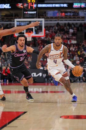 CHICAGO, IL - APRIL 05: Jalen Green 4 of the Phoenix Suns drives to the basket against Tre Jones 30 of the Chicago Bulls during the first half on April 5, 2026 at the United Center in Chicago, Illinois. (Photo by Melissa Tamez Icon Sportswire) NBA, Basketball Herren, USA APR 05 Phoenix Suns at Chicago Bulls EDITORIAL USE ONLY Icon260405002