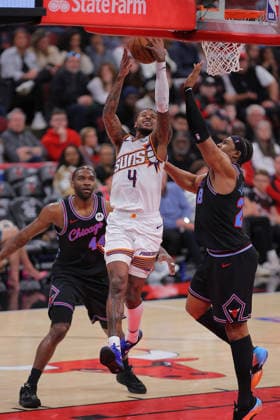 CHICAGO, IL - APRIL 05: Jalen Green 4 of the Phoenix Suns drives to the basket for a layup past Guerschon Yabusele 28 of the Chicago Bulls during the second half on April 5, 2026 at the United Center in Chicago, Illinois. (Photo by Melissa Tamez Icon Sportswire) NBA, Basketball Herren, USA APR 05 Phoenix Suns at Chicago Bulls EDITORIAL USE ONLY Icon260405032