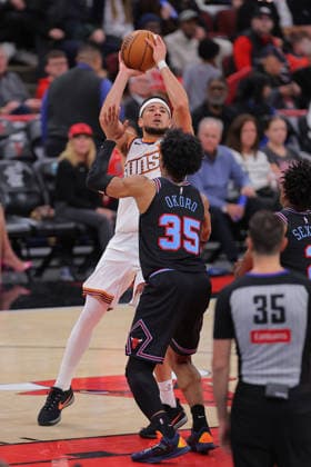 CHICAGO, IL - APRIL 05: Devin Booker 1 of the Phoenix Suns drives to the basket against Isaac Okoro 35 of the Chicago Bulls during the second half on April 5, 2026 at the United Center in Chicago, Illinois. (Photo by Melissa Tamez Icon Sportswire) NBA, Basketball Herren, USA APR 05 Phoenix Suns at Chicago Bulls EDITORIAL USE ONLY Icon260405035