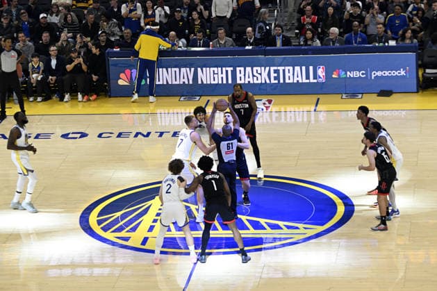 NBA, Basketball Herren, USA Houston Rockets vs Golden State Warriors in San Francisco SAN FRANCISCO, CALIFORNIA - APRIL 5: Referee throws the ball during NBA game 39 between Houston Rockets and Golden State Warriors in San Francisco at Chase Center on April 5, 2026 in San Francisco, California, United States. Tayfun Coskun Anadolu California United States. Editorial use only. Please get in touch for any other usage.  Copyright: x2026xAnadoluxTayfunxCoskunx