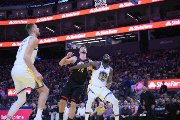 NBA, Basketball Herren, USA Houston Rockets vs Golden State Warriors in San Francisco SAN FRANCISCO, CALIFORNIA - APRIL 5: Alperen Sengun (28) of Houston Rockets in action against Draymond Green (23) of Warriors during NBA game 39 between Houston Rockets and Golden State Warriors in San Francisco at Chase Center on April 5, 2026 in San Francisco, California, United States. Tayfun Coskun Anadolu California United States. Editorial use only. Please get in touch for any other usage.  Copyright: x2026xAnadoluxTayfunxCoskunx