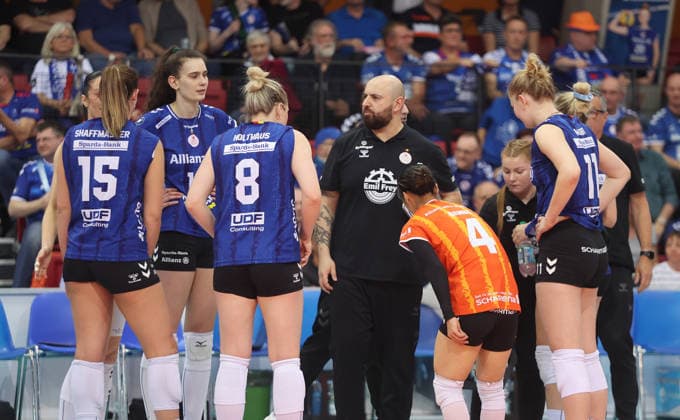 Stuttgart , Bundesliga Volleyball PlayOffs Halbfinale Spiel 1 , Allianz MTV Stuttgart vs. Dresdner SC , Tramit seiner Mannschaftiner Konstantin Bitter ( Stuttgart )