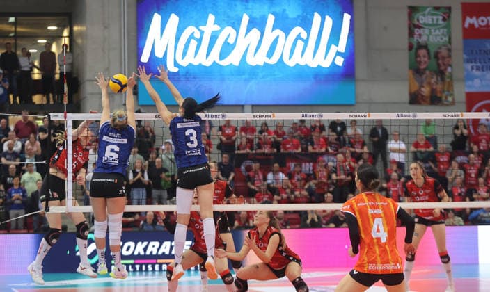 Stuttgart , Bundesliga Volleyball PlayOffs Halbfinale Spiel 1 , Allianz MTV Stuttgart vs. Dresdner SC , von links: Rosa Entius ( Dresden ) Antonia Stautz Jasmine Gross ( Stuttgart )