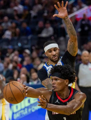 (260406) -- SAN FRANCISCO, April 6, 2026 -- Amen Thompson (front) of Houston Rockets passes the ball against Gary Payton II of Golden State Warriors during the 2025-2026 NBA, Basketball Herren, USA regular season basketball game between Houston Rockets and Golden State Warriors in San Francisco, the United States, April 5, 2026. (Photo by Xinhua) (SP)U.S.-SAN FRANCISCO-BASKETBALL-NBA-ROCKETS VS WARRIORS ArthurxDong 