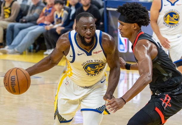 (260406) -- SAN FRANCISCO, April 6, 2026 -- Draymond Green (L) of Golden State Warriors breaks through against Amen Thompson of Houston Rockets during the 2025-2026 NBA, Basketball Herren, USA regular season basketball game between Houston Rockets and Golden State Warriors in San Francisco, the United States, April 5, 2026. (Photo by Xinhua) (SP)U.S.-SAN FRANCISCO-BASKETBALL-NBA-ROCKETS VS WARRIORS ArthurxDong 