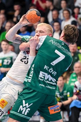 Goeppingen, Deutschland, 05.04.26: Magnus Saugstrup (SC Magdeburg) und Victor Kloeve (FRISCH AUF! Goeppingen) im Zweikampf waehrend des Daikin Handball Bundesliga Spiels zwischen FRISCH AUF! Goeppingen vs SC Magdeburg in der EWS Arena am 05. April 2026 in Goeppingen, Deutschland. (Foto von Harry Langer DeFodi Images) Goeppingen, Germany, 05.04.26: Magnus Saugstrup (SC Magdeburg) und Victor Kloeve (FRISCH AUF! Goeppingen) battle for the ball during the Daikin Handball Bundesliga match between FRISCH AUF! Goeppingen vs SC Magdeburg at EWS Arena on April 5, 2026 in Goeppingen, Germany. (Photo by Harry Langer DeFodi Images) (Photo by Harry Langer DeFodi Images) -