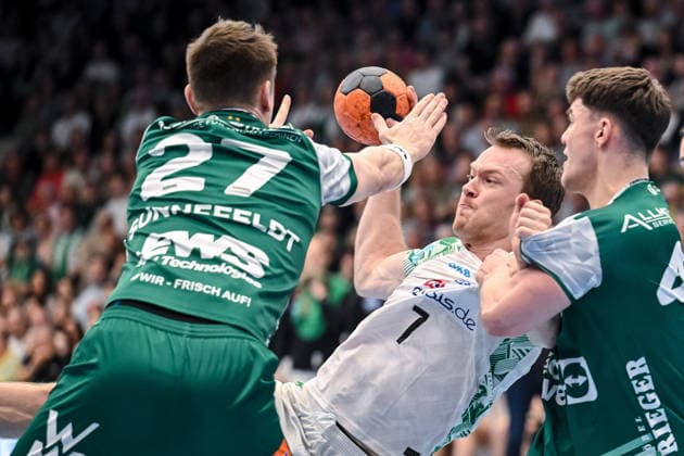 Goeppingen, Deutschland, 05.04.26: Oskar Sunnefeldt (FRISCH AUF! Goeppingen), Felix Claar (SC Magdeburg) und Elias Newel (FRISCH AUF! Goeppingen) im Zweikampf waehrend des Daikin Handball Bundesliga Spiels zwischen FRISCH AUF! Goeppingen vs SC Magdeburg in der EWS Arena am 05. April 2026 in Goeppingen, Deutschland. (Foto von Harry Langer DeFodi Images) Goeppingen, Germany, 05.04.26: Oskar Sunnefeldt (FRISCH AUF! Goeppingen), Felix Claar (SC Magdeburg) und Elias Newel (FRISCH AUF! Goeppingen) battle for the ball during the Daikin Handball Bundesliga match between FRISCH AUF! Goeppingen vs SC Magdeburg at EWS Arena on April 5, 2026 in Goeppingen, Germany. (Photo by Harry Langer DeFodi Images) (Photo by Harry Langer DeFodi Images) -
